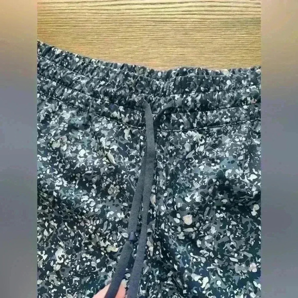 Athleta Shorts With Pockets at Sides and Zip back pockets Size 4 - Picture 2 of 9